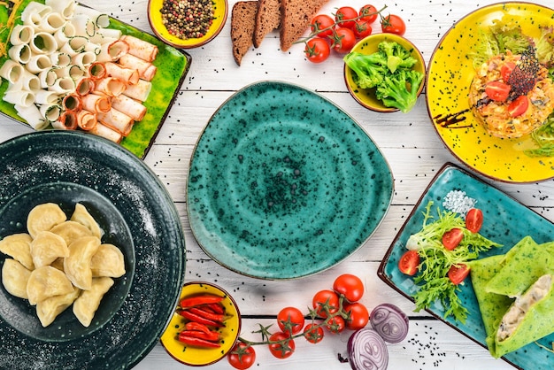 Zestaw kolorowych potraw na stole